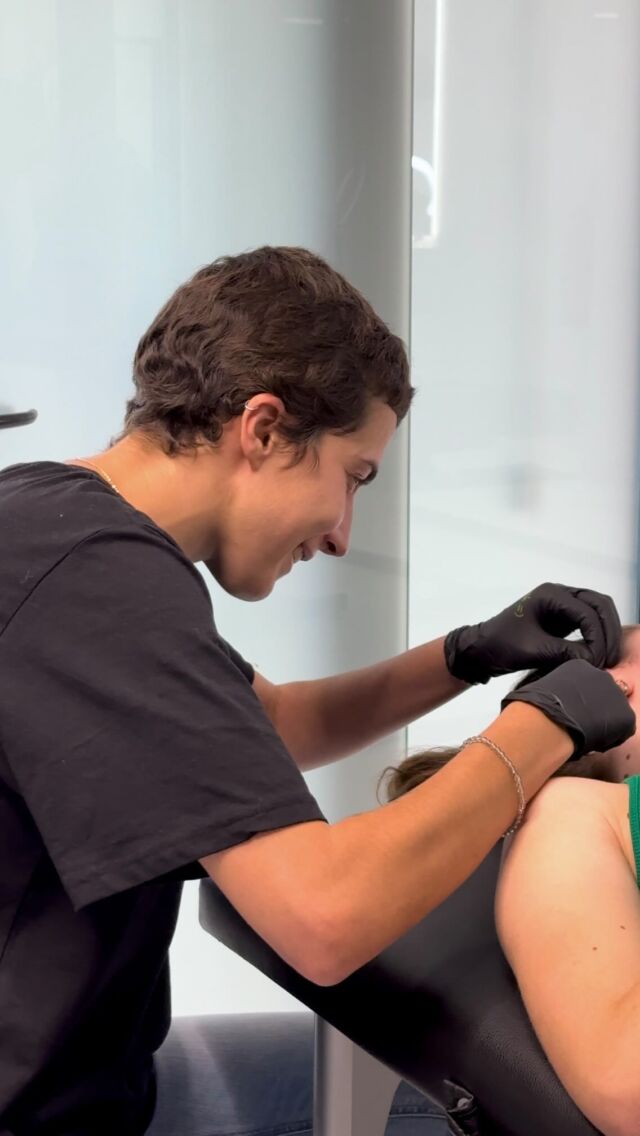 @juu.bodypiercing haciendo el hélix en @duomotattoo 

Tenéis ganas de piercings antes de verano? 
Estad atentos porqué dentro de poco habrá sorpresas

#piercing #duomotattoo #tattoo #vic