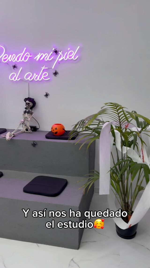 Ayer fuimos a comprar decoración de halloween para el estudio! Nos lo pasamos súper bien decorando y estos han sido algunos de los momentos..😂🎃👻💀

#duomo #duomotattoo #vic #halloween #tattoo #inktattoo #castanyada